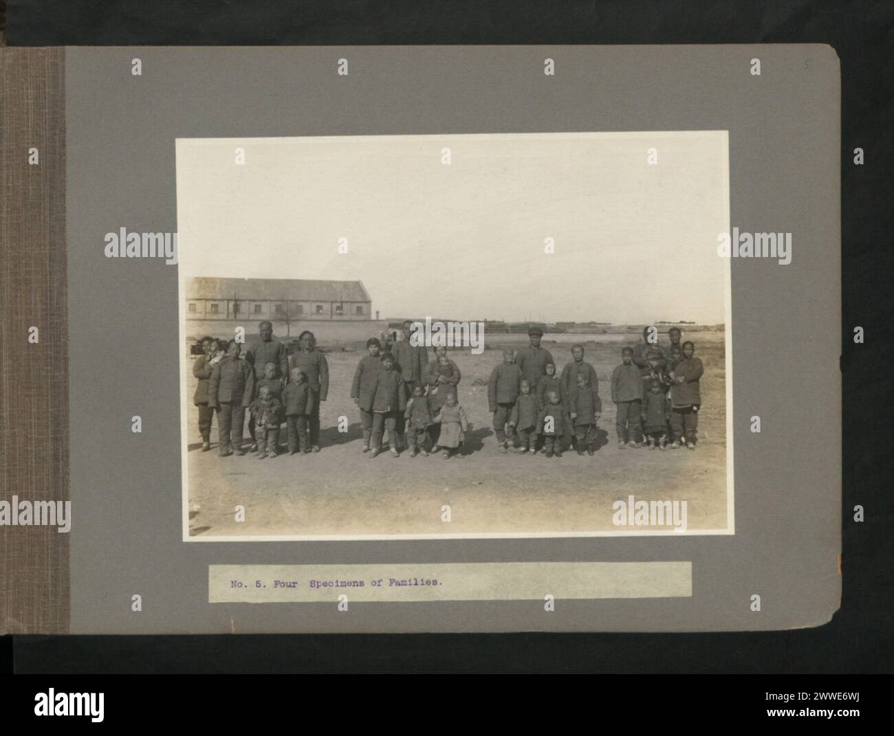 Vier Familiengruppen in China, die jeweils typische Familienstruktur und Mitglieder zeigen, auf einem Foto zur sozialen Dokumentation. Stockfoto