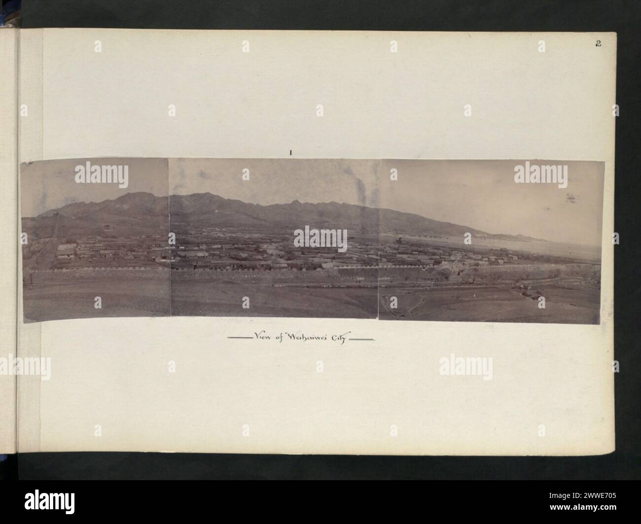 Blick auf die Stadt Weihaiwei in China mit urbanen Strukturen, Straßen und Küstengebieten im Jahr 1903. Stockfoto