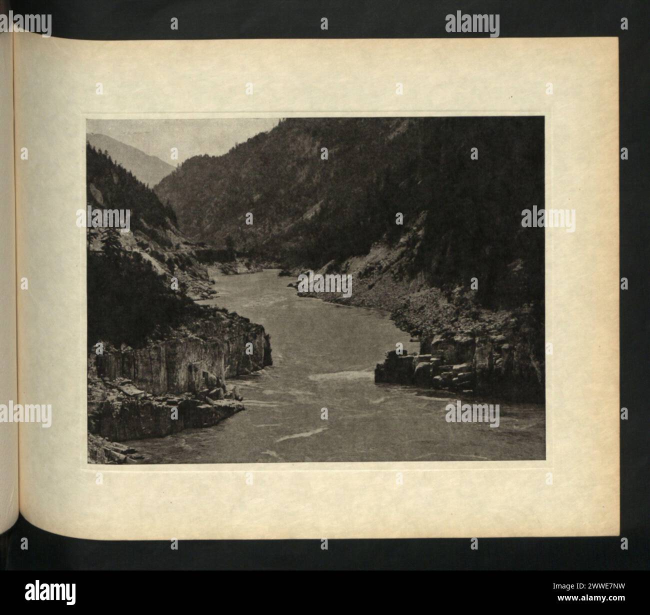 „Hell Gates“ im Fraser Canyon, British Columbia, fotografiert 1919 während der Prince of Wales Tour, zeigt den engen Canyon und die turbulente Flussdurchfahrt. Stockfoto