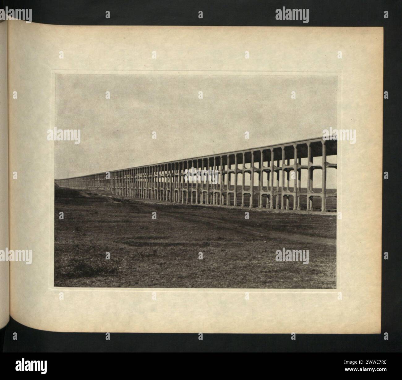 Das Brooks Aqueduct in Alberta, das während der Prince of Wales Tour 1919 gezeigt wird, zeigt seine Struktur, Wasserkanäle und die umliegende Landschaft. Stockfoto