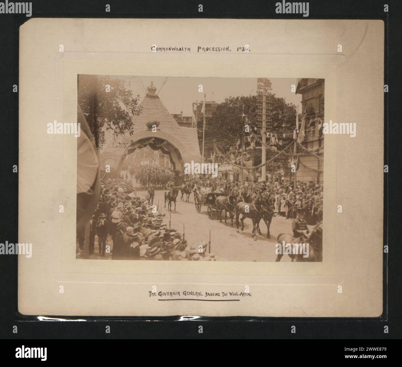 Foto des Gouverneurs am Wollbogen während der Commonwealth-Prozession in Sydney, New South Wales, Australien, am 1. Januar 1901, mit zeremonieller Prozession und Beamten. Stockfoto