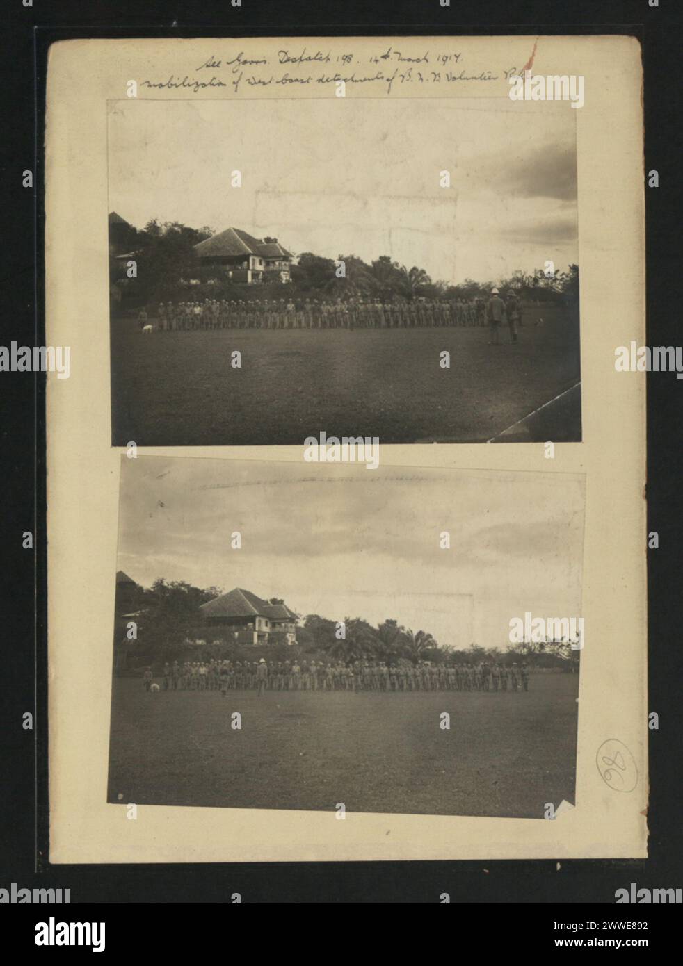 Am 14. März 1917 wurden die Westküstenabteilungen der B.N.B. Volunteer Rifles in Borneo mobilisiert, die die militärische Organisation und die koloniale Verteidigungsstruktur der damaligen Zeit widerspiegelten. Stockfoto