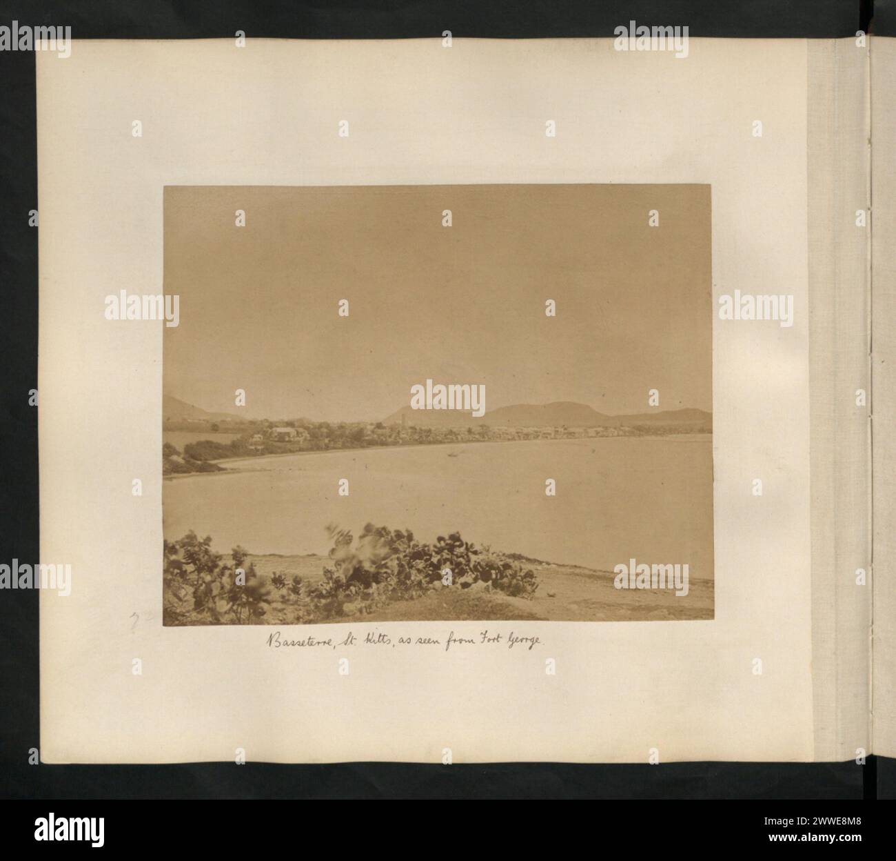 Foto: Basseterre, St. Kitts, von Fort George aus gesehen, zeigt das Stadtbild, die Gebäude und die umliegende Landschaft. Stockfoto