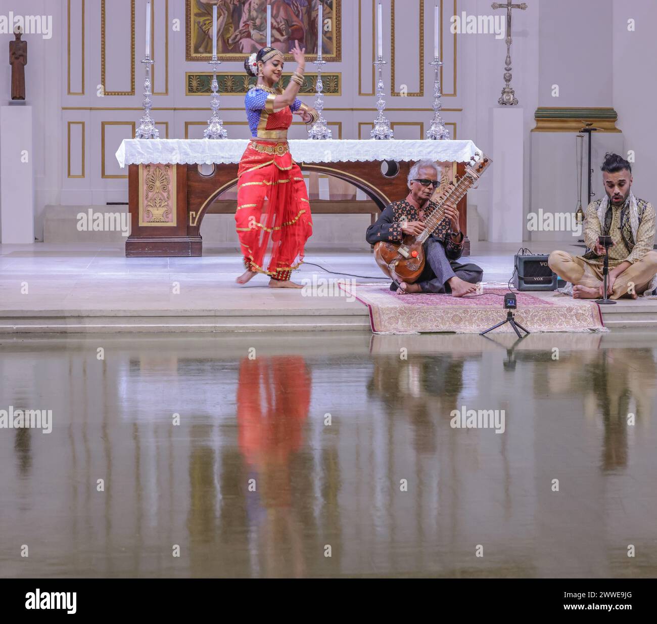 London, Großbritannien. März 2024. Darsteller der Black British Classical Foundation Arunima Kumar Kuchipudi Tänzerin und Preisträger der renommierten Ustad Bismillah Khan Yuva Puraskaar von Sangeet Natak Akademi (Indiens nationale Akademie, die von der Republik Indien gegründet wurde) für 2008. Mit Dhanoday Shrivastav ist OBE, auch bekannt als Baluji Shrivastav, ein indischer/britischer Musiker und Instrumentalist, der eine Vielzahl traditioneller indischer Instrumente spielt, darunter Sitar, Dilruba, Surbahar, Pakhavaj und Tabla. Paul Quezada-neiman/Alamy Live News Credit: Paul Quezada-neiman/Alamy Live News Stockfoto