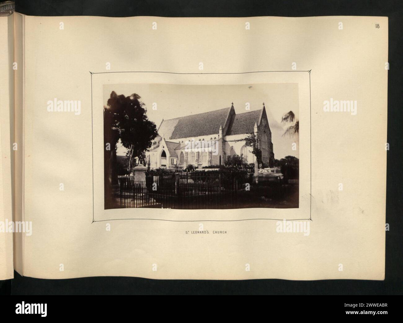 St. Leonard's Church in Barbados, 1872, die Kirchenarchitektur und die umliegende Gemeinde darstellt. Stockfoto