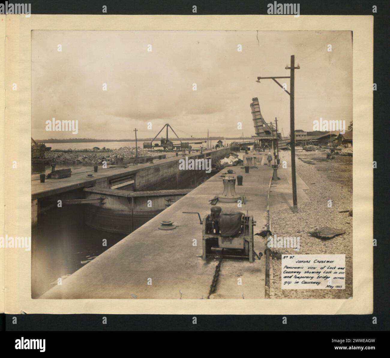 Beschreibung: Johore Causeway. Panoramablick auf Schloss und Damm mit Sperre in Gebrauch und vorübergehender Brücke über die Lücke im Damm. Mai 1923. Ort: Johore, Malaya Datum: Mai 1923 asien, malaysia, asiathroughalens Stockfoto