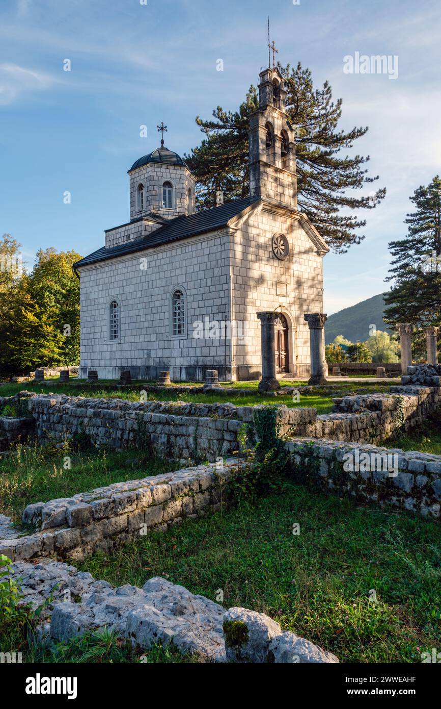 Die Hofkirche mit den Ruinen des alten Klosters im Vordergrund, Ćipur, Cetinje, Montenegro Stockfoto