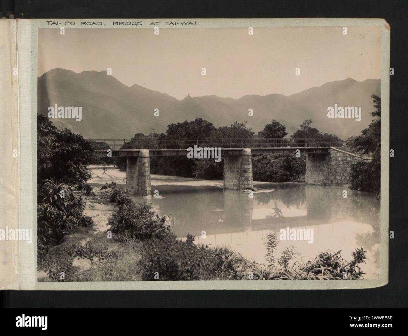 Brücke über die Tai-Po Road bei Tai-Wai, Hongkong im Jahr 1901, die Teile der Straße über einen Fluss oder ein Tal verbindet, Teil der Infrastruktur des frühen 20. Jahrhunderts. Stockfoto