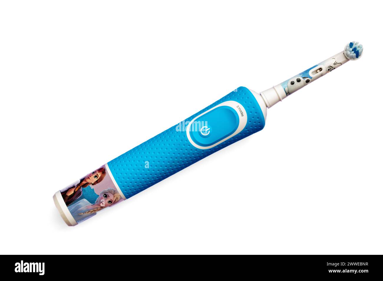 Frankfurt, Deutschland - 1. Mai 2021: Braun Oral-B wiederaufladbare Zahnbürste für Kinder ab 3 Jahren. Disney Frozen II Edition Stockfoto