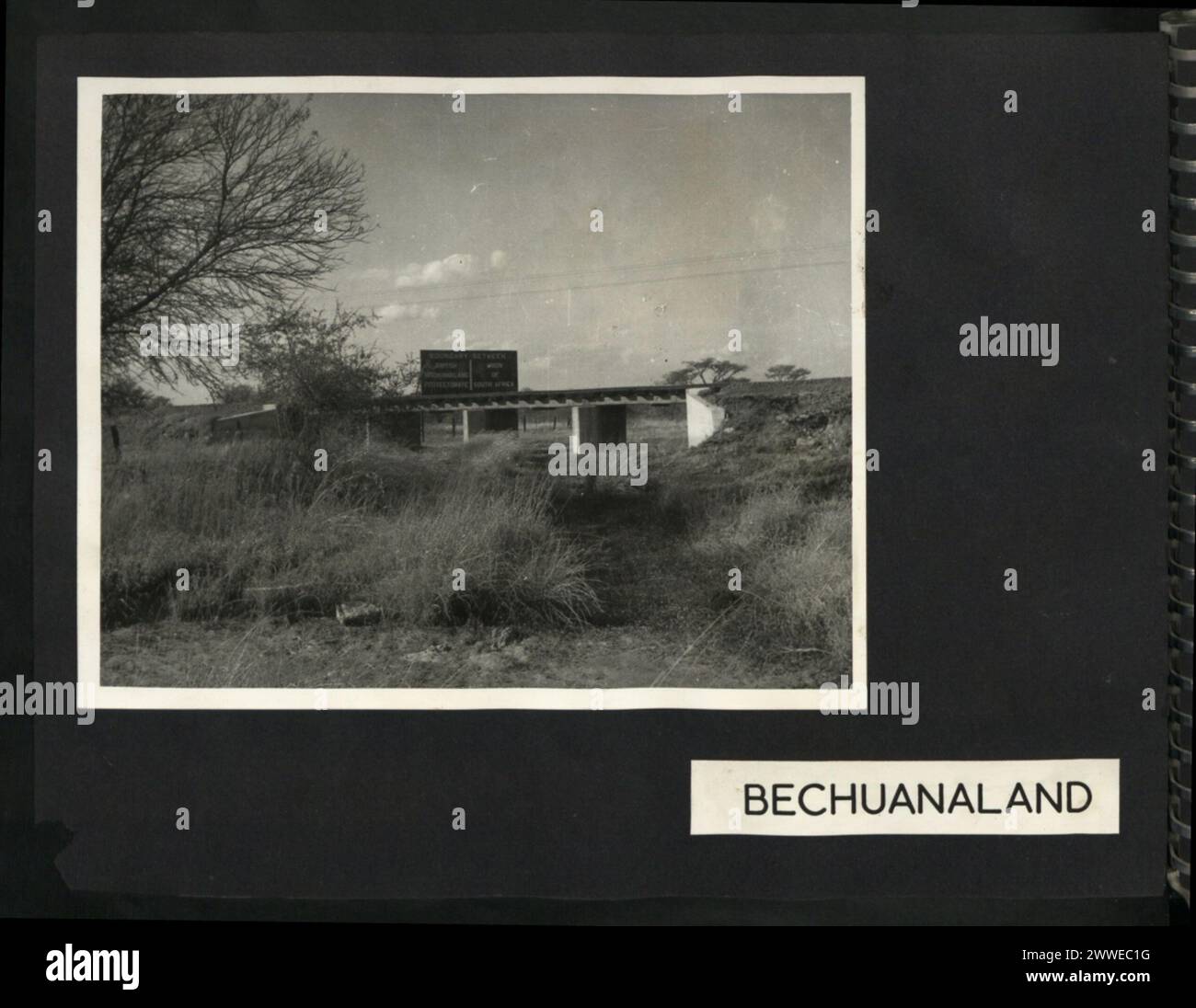 Blick auf den Grenzposten in Botswana, Afrika, mit Darstellung der Grenzinfrastruktur und des Kontrollpunkts. Stockfoto