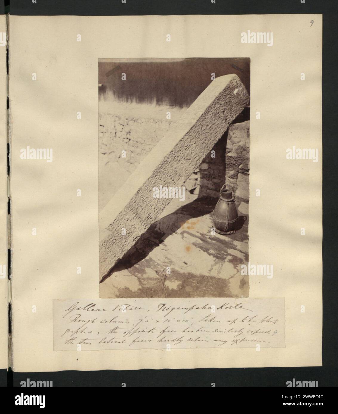 Die Gallene Vihare in Anuradhapura verfügt über eine raue Steinsäule, die 1,2 m x 10 cm groß ist und mit eingeschränktem Gesichtsausdruck auf den seitlichen Gesichtern fotografiert wurde. Stockfoto