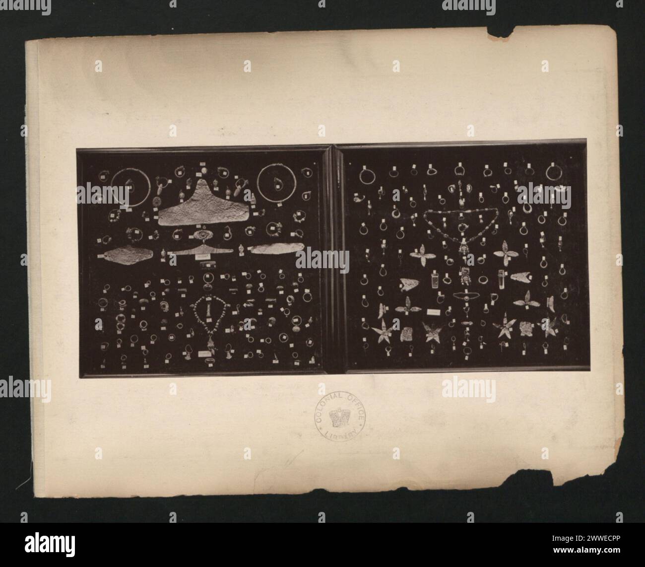 Bilder von zyprischen Antiquitäten von 1876 bis 1942, einschließlich architektonischen Überresten, Steinartefakten und Elementen des historischen und kulturellen Erbes der Insel. Stockfoto