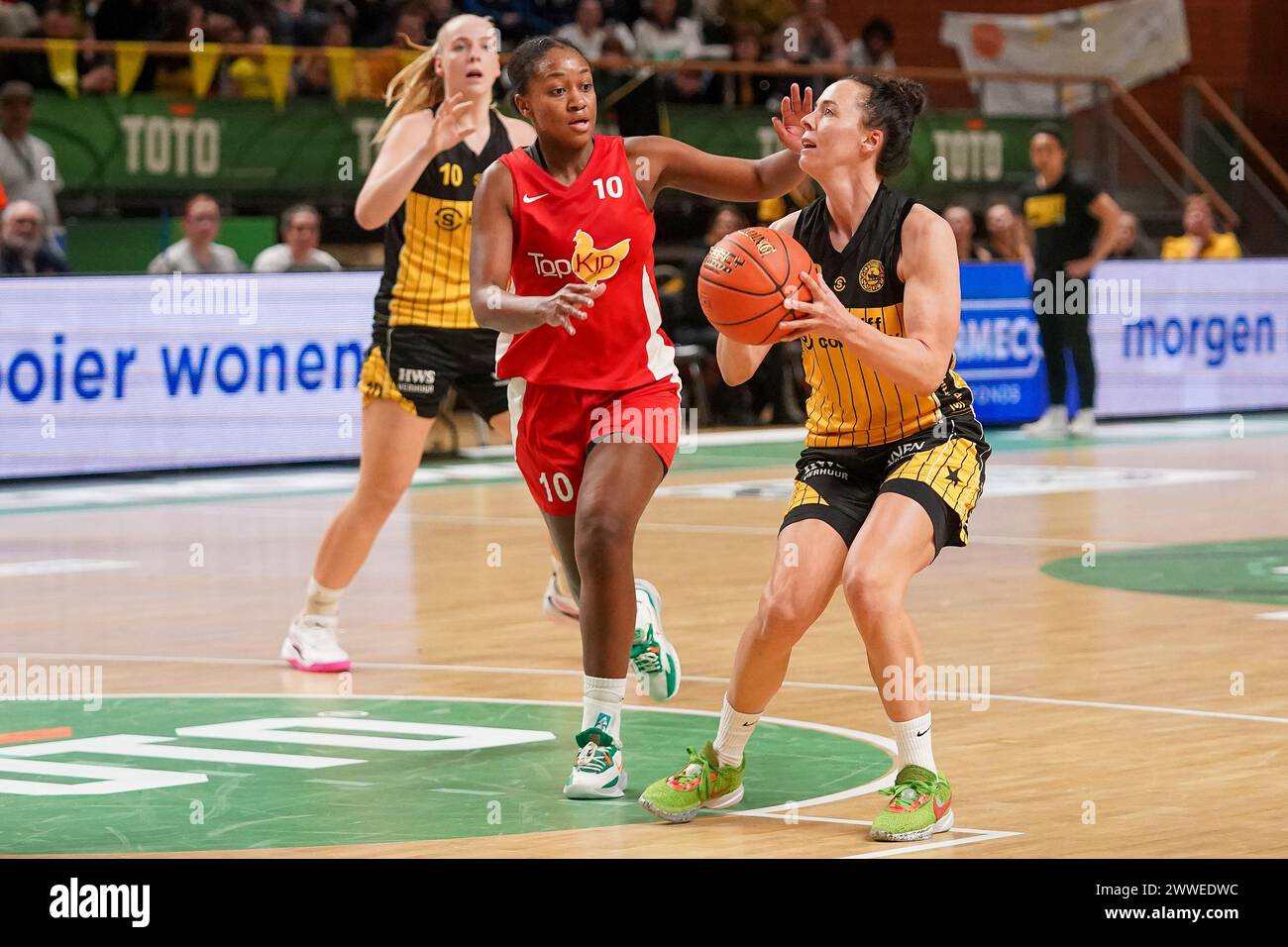 Almere, Niederlande. März 2024. ALMERE, NIEDERLANDE - 23. MÄRZ: Lindsay Pengel von TopKip Lions, Karin Kuijt von Grasshoppers während des TOTO Basketball Cup Endspiels zwischen Sportiff Grasshoppers und Topkip Lions im Topsportcentrum am 23. März 2024 in Almere, Niederlande. (Foto von Andre Weening/Orange Pictures) Credit: Orange Pics BV/Alamy Live News Stockfoto