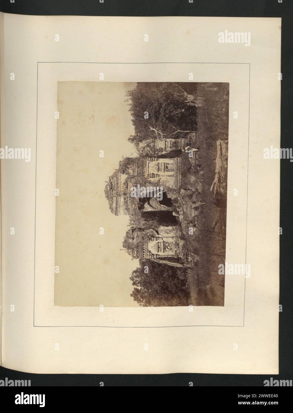 Die Ostfront der Abhayagiriya-wihare in Polonnaruwa, Ceylon, zeigt das architektonische Layout, die Fassadenelemente und die strukturelle Gestaltung des historischen Klosterkomplexes. Stockfoto