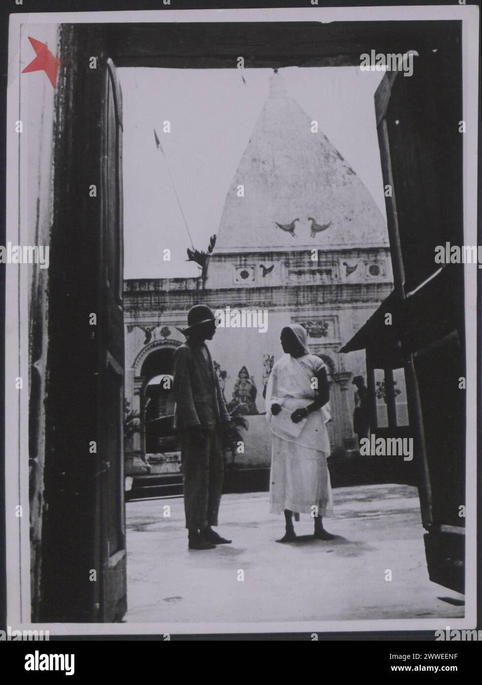 Beschreibung: Trinidad und Tobago. "Arbeitsbedingungen auf den Westindischen Inseln. Das Drittel der Bevölkerung sind Indianer. Hindutempel in der Nähe des spanischen Hafens. Foto-Nr.: MOI/8704A. Offizielles Foto von Trinidad und Tobago, zusammengestellt von Central Office of Information. Handstempel des Informationsministeriums, Fotoabteilung, auf der Rückseite. Copyright of Mrs Muir, 23 Creswick Walk, London, NW11. Ort: Trinidad und Tobago Datum: [1945] karibik, karibik, karibik, karibikbewässerung Stockfoto