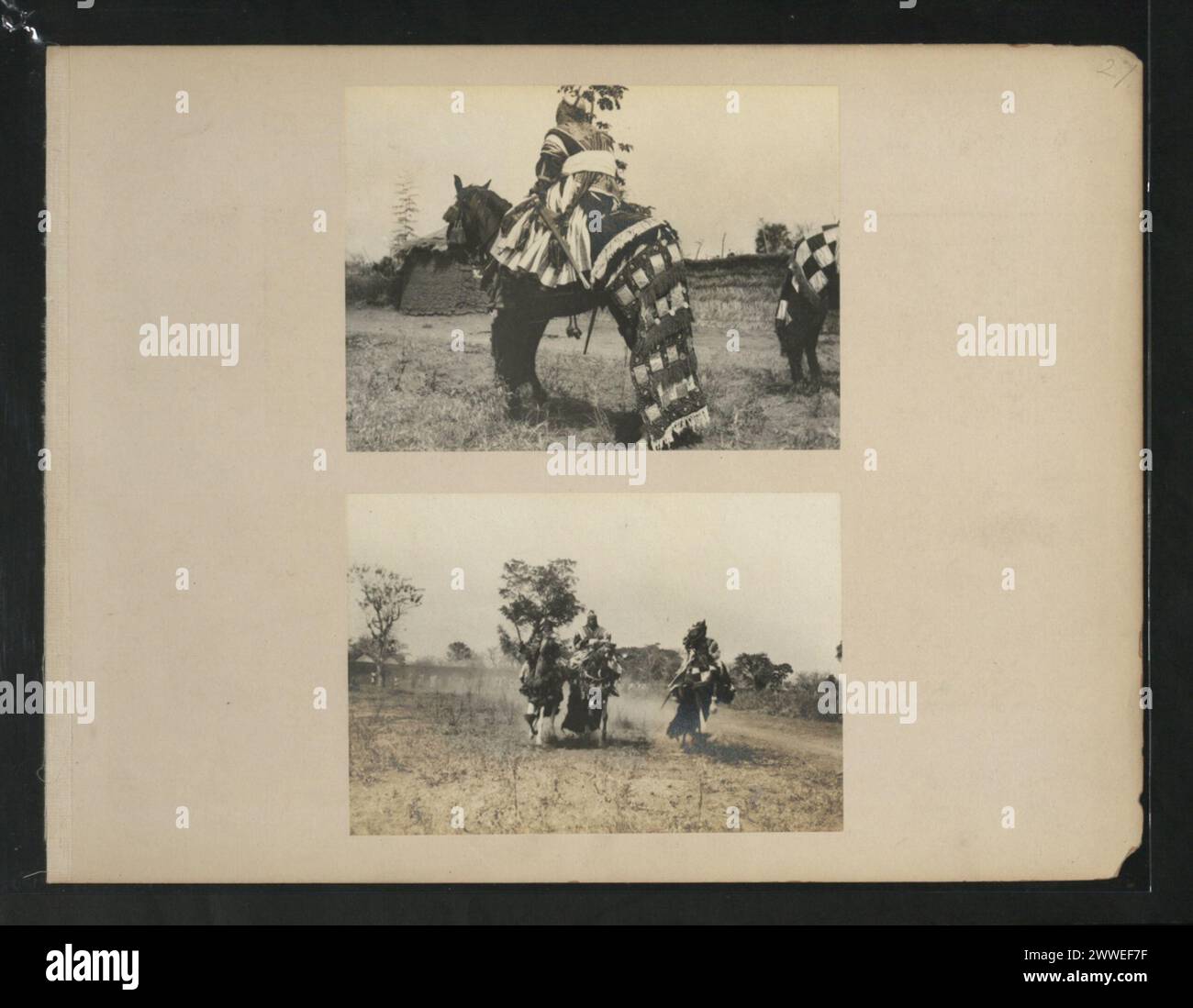 Blick auf Yola mit Gemeindelayout, Wohngebäuden und umliegender Landschaft. Stockfoto