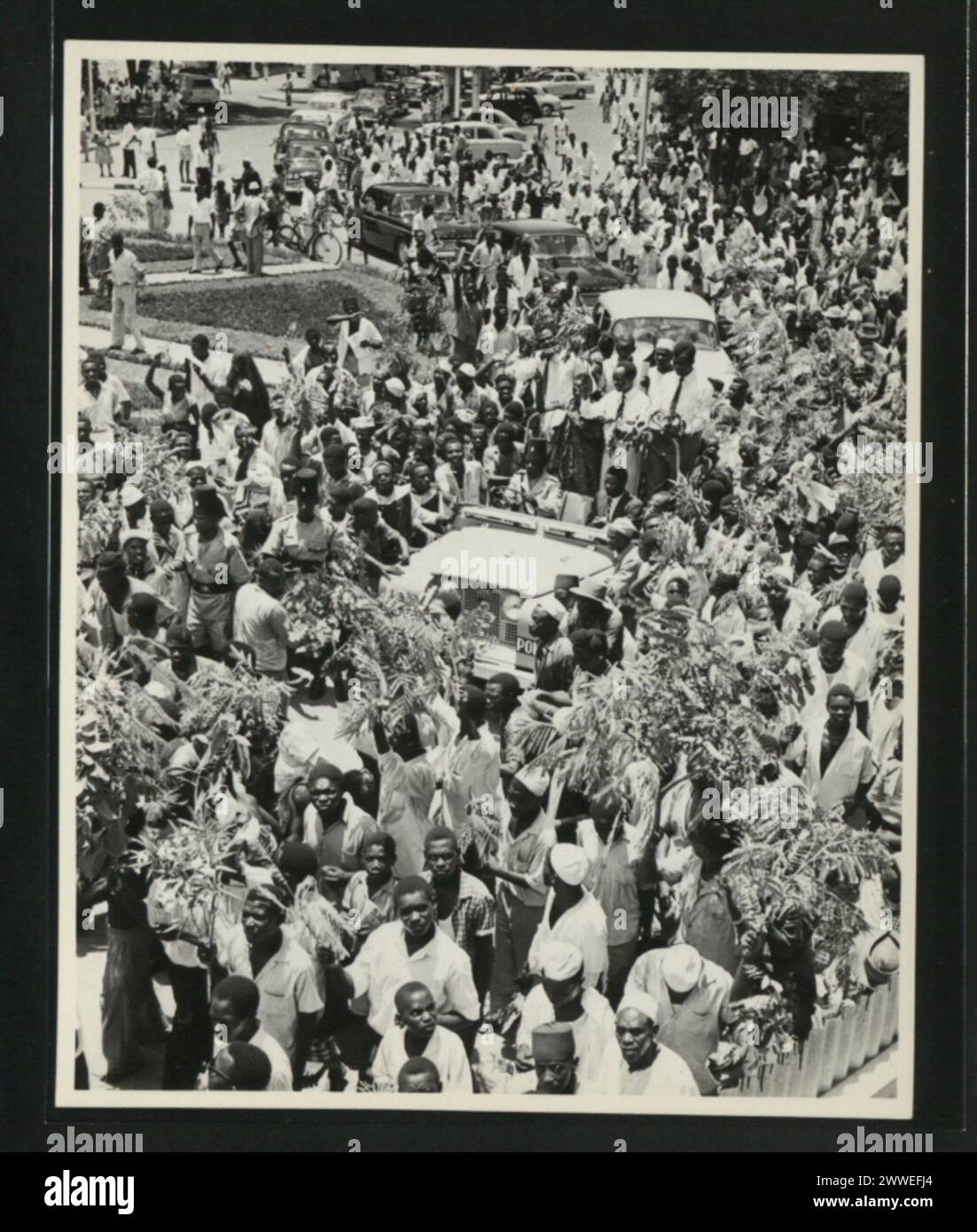 Am 29. März 1961 fand Julius Nyerere in dar es Salaam statt, während sich während der Veranstaltung Menschenmassen auf den Straßen versammelten. Stockfoto