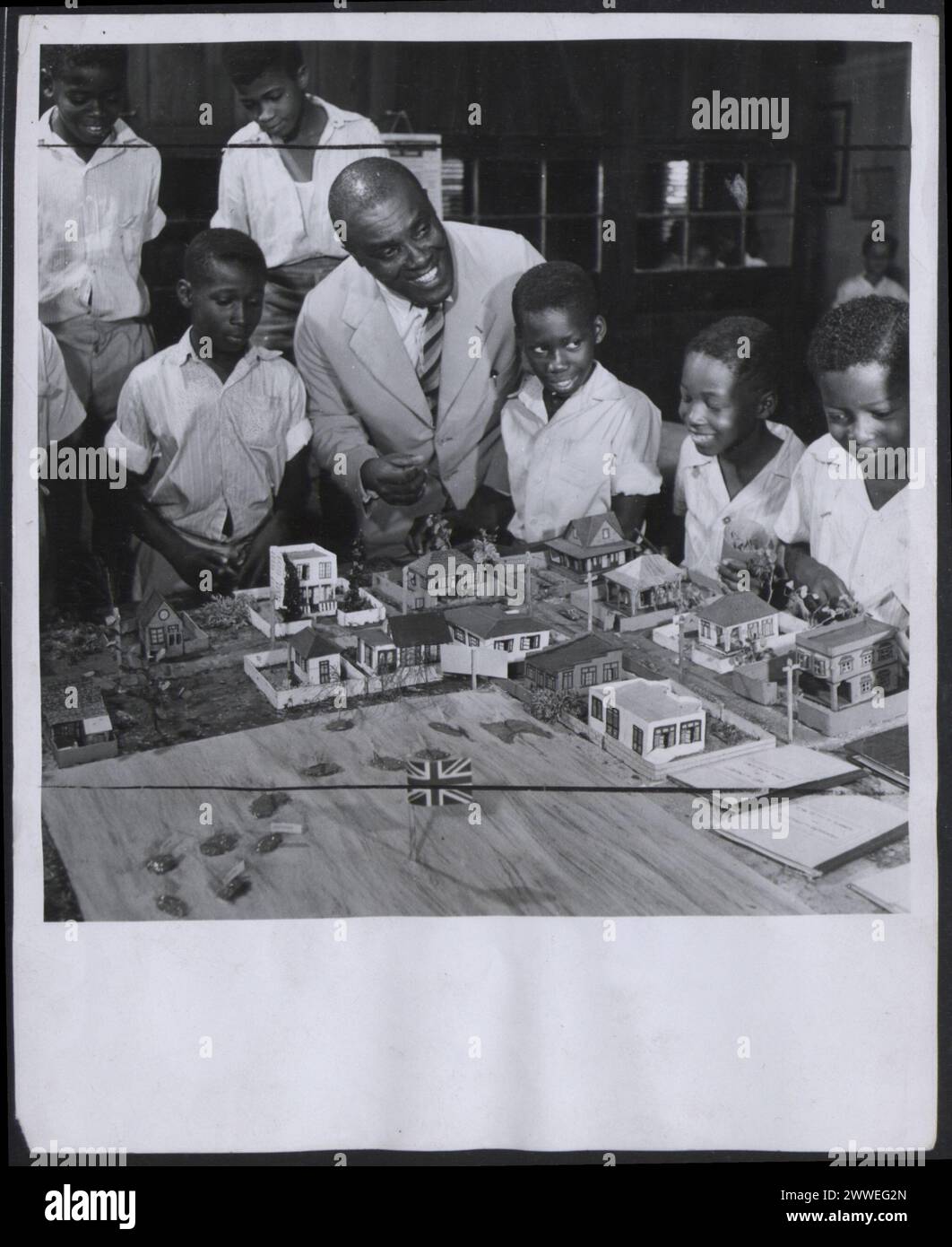 Beschreibung: Barbados. "Barbados-Schüler haben diese Modelle der Wohnentwicklung in der Karibik gebaut." Foto Nr. D 59645 Offizielles Foto von Barbados, zusammengestellt von Central Office of Information. Ort: Barbados Datum: [1960] barbados, karibik, karibik, karibik Stockfoto