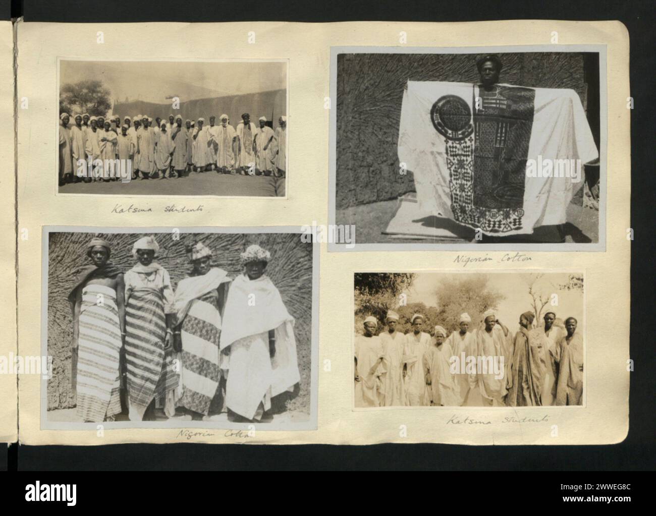 Studenten in Katsina, Nigeria, tragen Baumwollkleider mit Stickerei, die traditionelle nigerianische Kleidung und Bildungskultur repräsentieren. Stockfoto