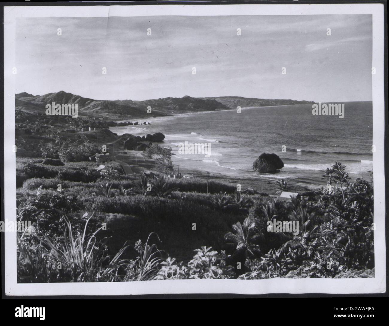 Atlantikküste in der Nähe von Bathsheba, St. Joseph, Barbados, mit Küstenmerkmalen und Meereslandschaft im März 1955. Stockfoto