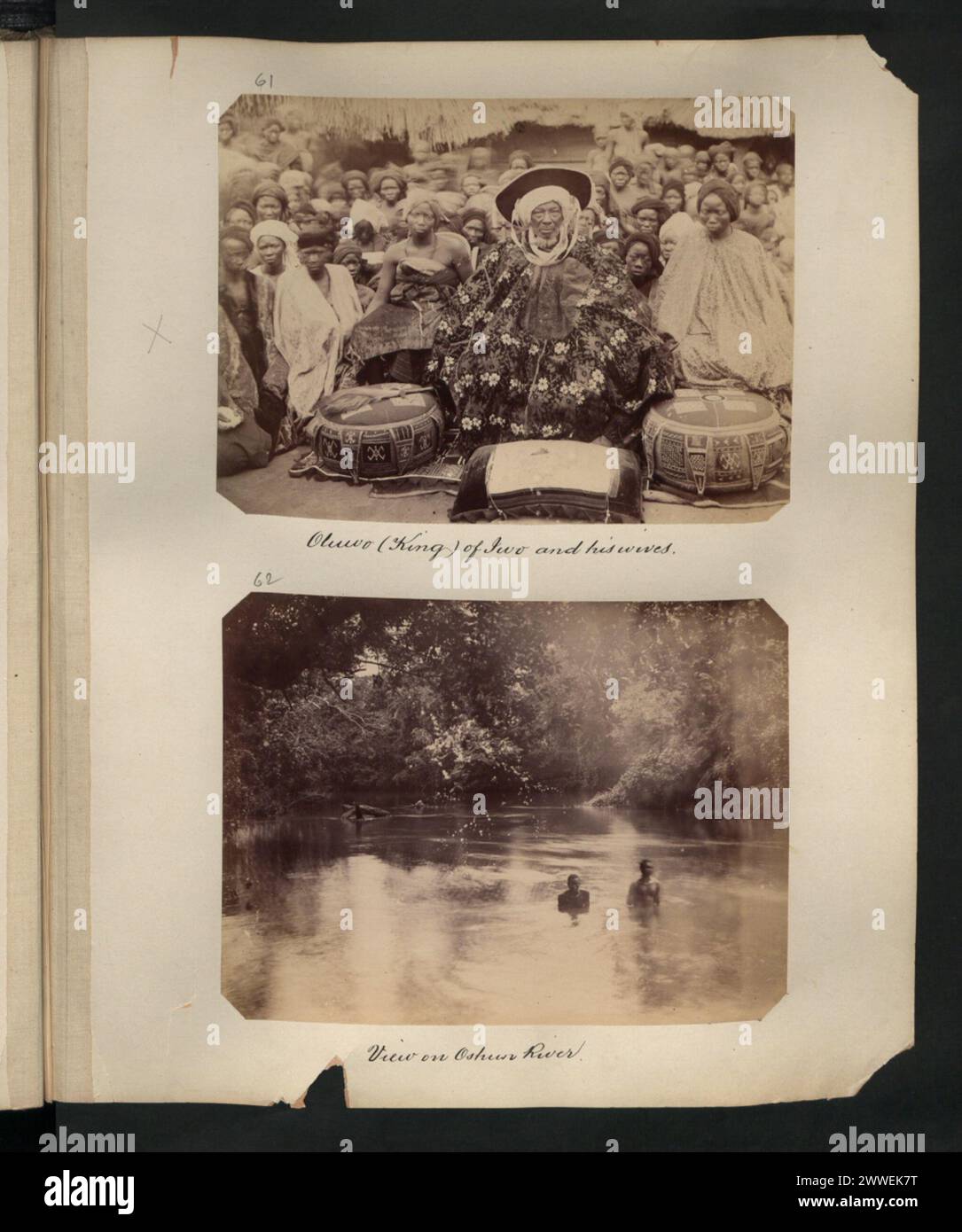 Oluwo, der König von Iwo, mit seinen Ehefrauen entlang des Oshun River, zeigt königliche Residenz und Flusslandschaft. Stockfoto