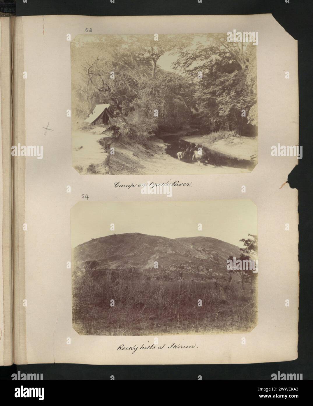 Campen Sie auf dem Fluss Opeki mit felsigen Hügeln in der Nähe von Ikirun, die das Gelände und die vorübergehende Besiedlung zeigen. Stockfoto