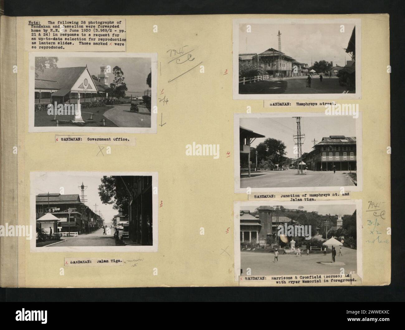 Sandakan, Borneo, verfügt über Regierungsbüros, Jalan Tiga, Humphreys Street, deren Anschlussstelle und Harrisons & Crosfield Ltd mit Pryer Memorial, das städtische Layout veranschaulicht. Stockfoto