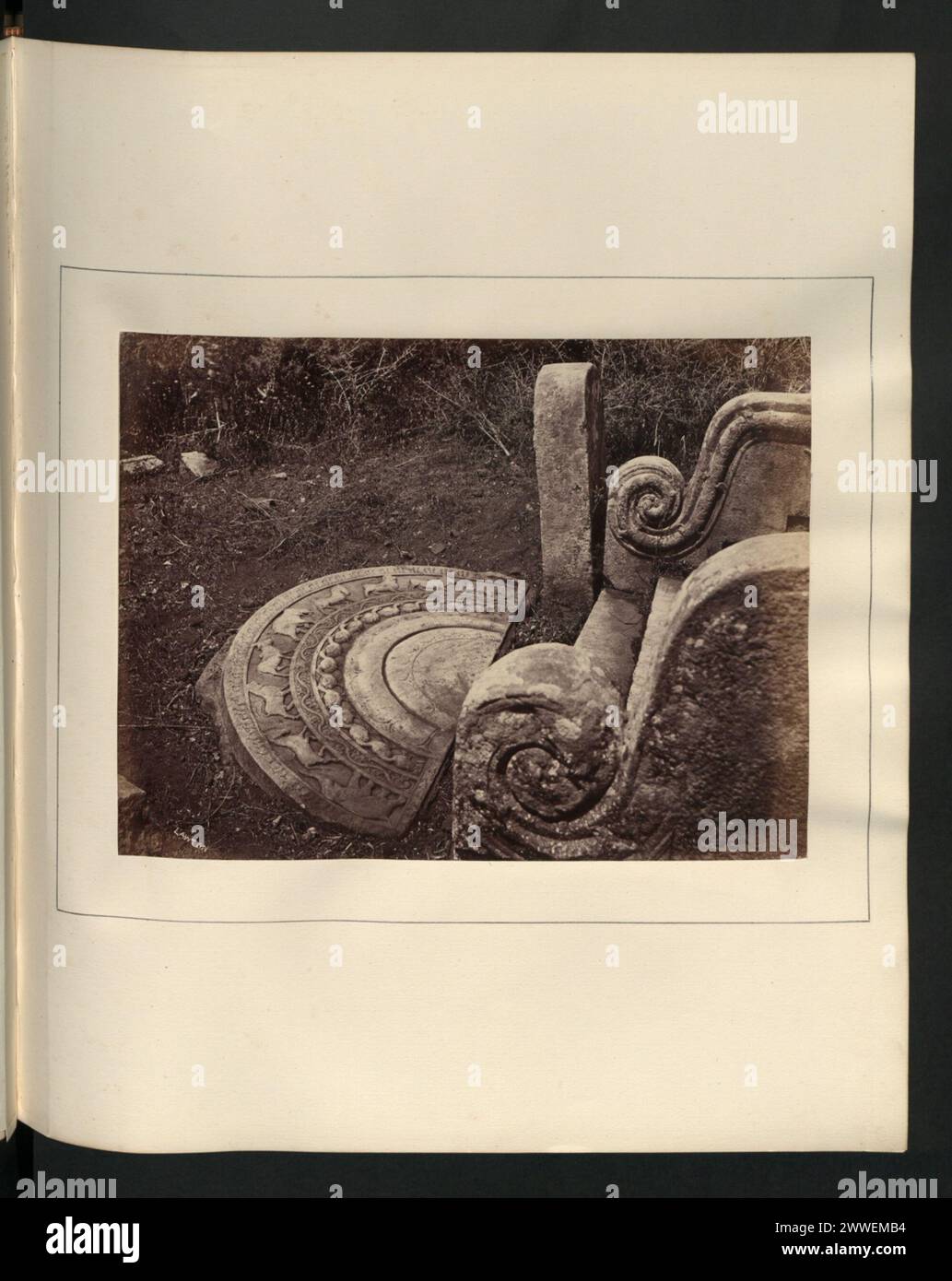 Am Haupteingang des Daladá-máligáwa in Anuradhapura, Ceylon, zeigt ein skulpturierter Mondstein mit einem Durchmesser von 7 Fuß 9 Zoll die architektonische und künstlerische Handwerkskunst des historischen Tempels. Stockfoto