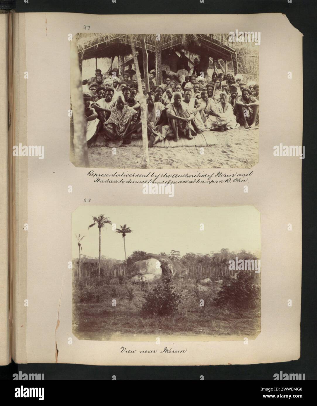 Vertreter von Horin und Hadan in einem Friedensgesprächslager am Ofin River, mit Blick in der Nähe von Ikirun, mit diplomatischem Engagement und Flusslandschaft. Stockfoto