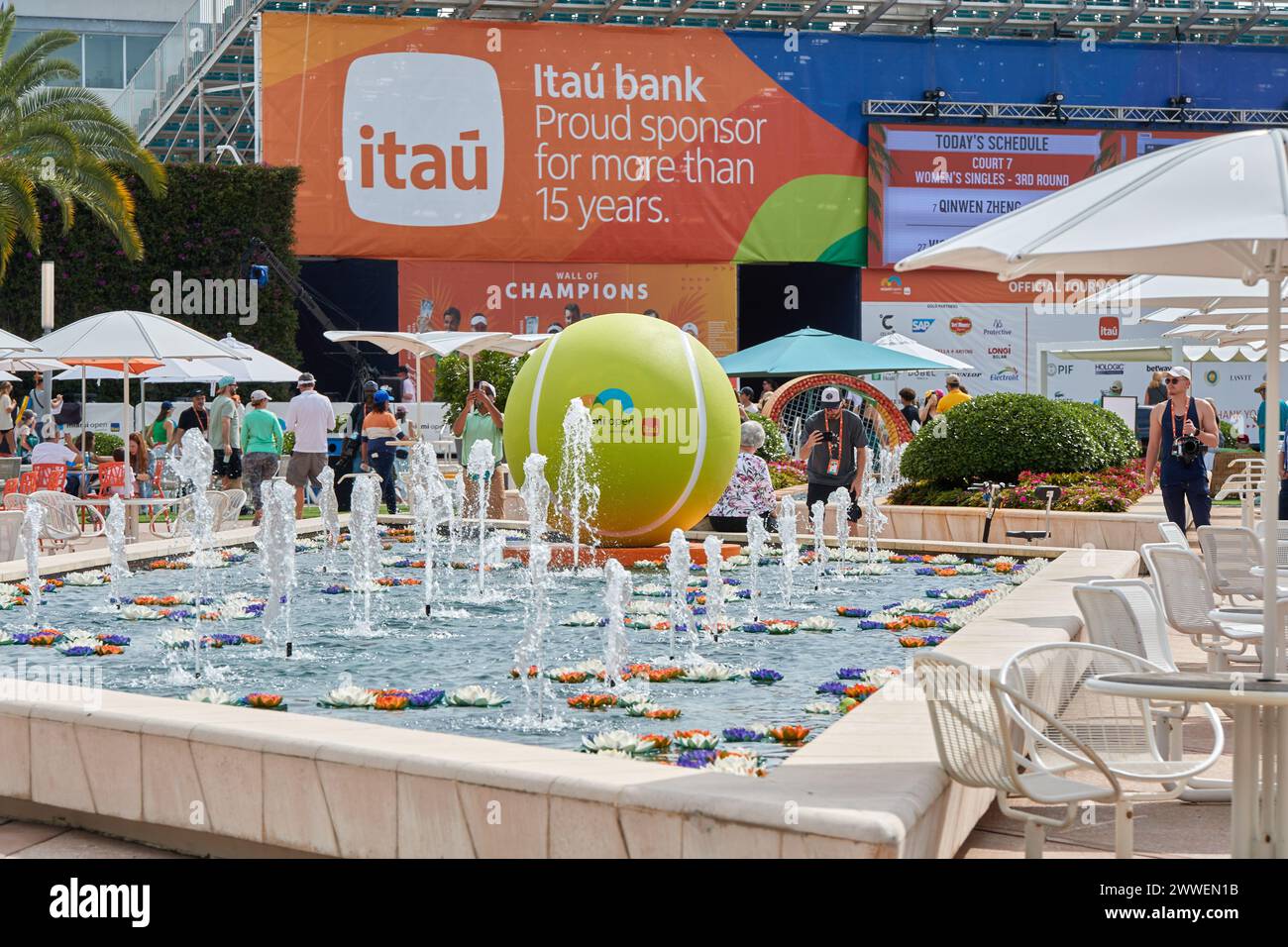 Miami Gardens, Florida, USA. März 2024. 2024 Miami Open Walk Through, viele Leute und Tennisfans besuchten die beliebtesten Tennisveranstaltungen. Quelle: Yaroslav Sabitov/YES Market Media/Alamy Live News. Stockfoto