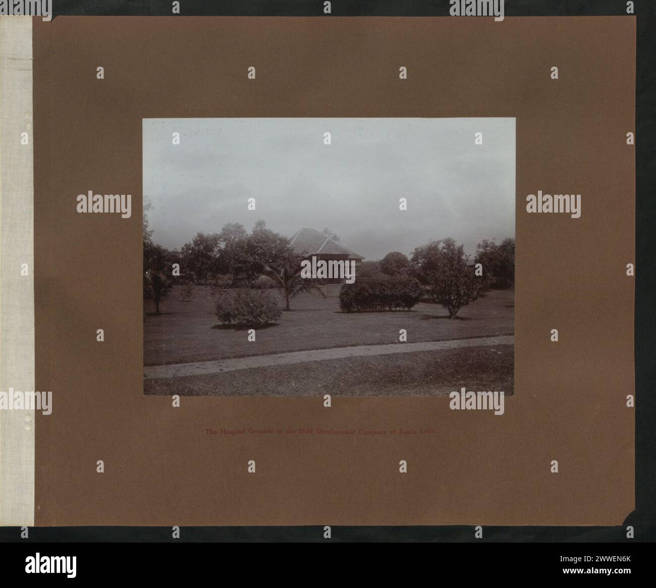 Foto des Krankenhausgeländes der Duff Development Company in Kuala Lebir, Malaya, das die Einrichtung und die Umgebung im Juli 1909 zeigt. Stockfoto