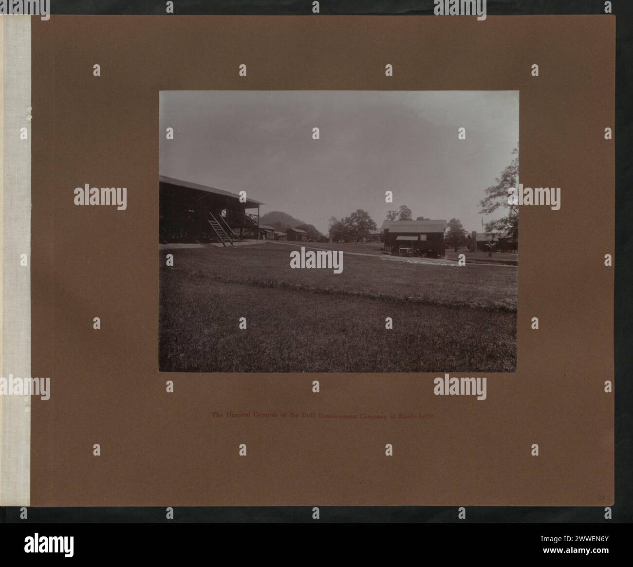 Das Krankenhausgelände der Duff Development Company in Kuala Lebir, Malaya, wie sie im Juli 1909 erschienen sind, zeigt die Grundrisse des Gebäudes, die umgebende Landschaft und die offenen Räume der medizinischen Einrichtung. Stockfoto