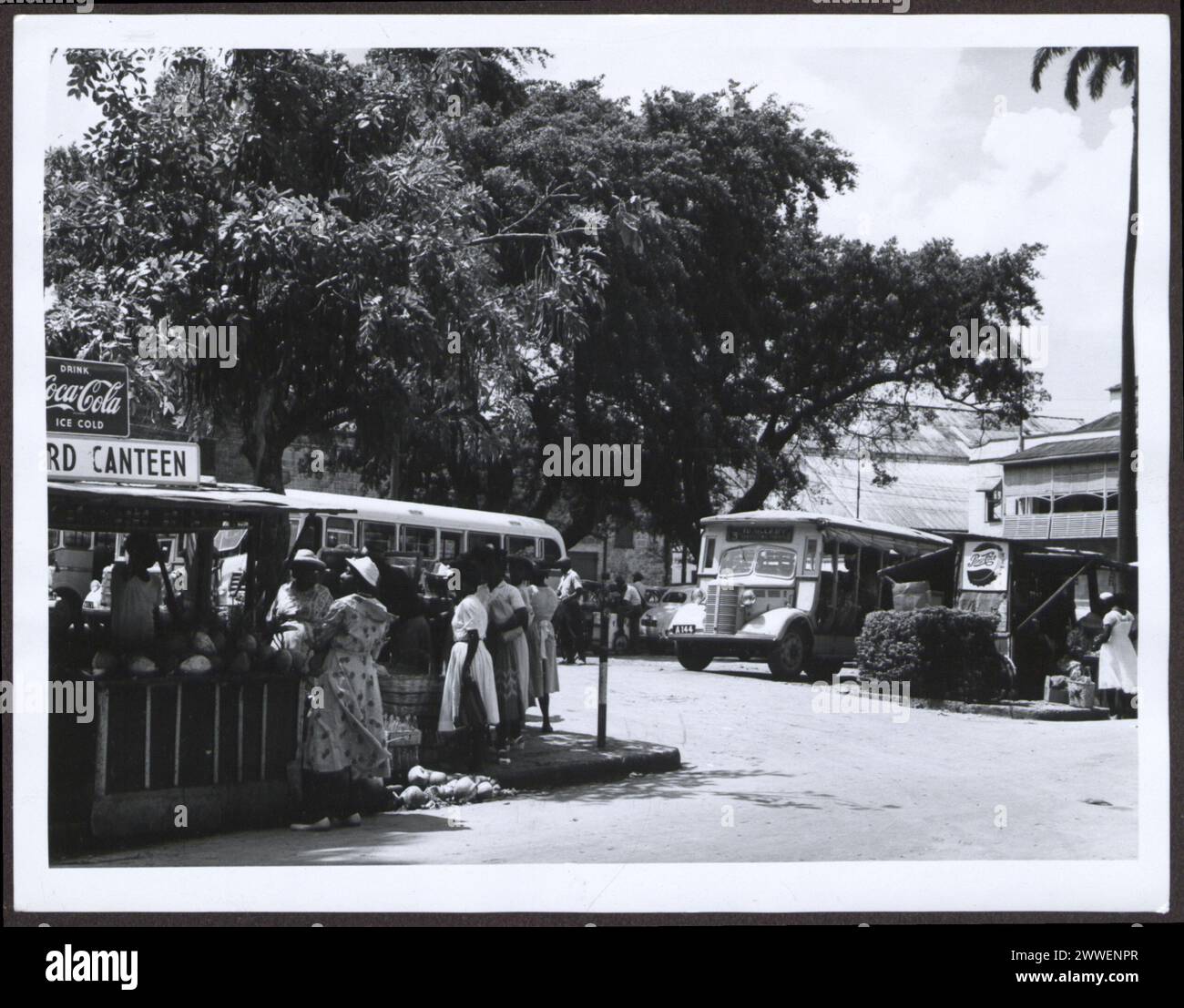 Lower Green Bushaltestelle in Bridgetown, Barbados, mit Bussen, Passagierbereich, Beschilderung, und urbanes Setting 1960. Stockfoto