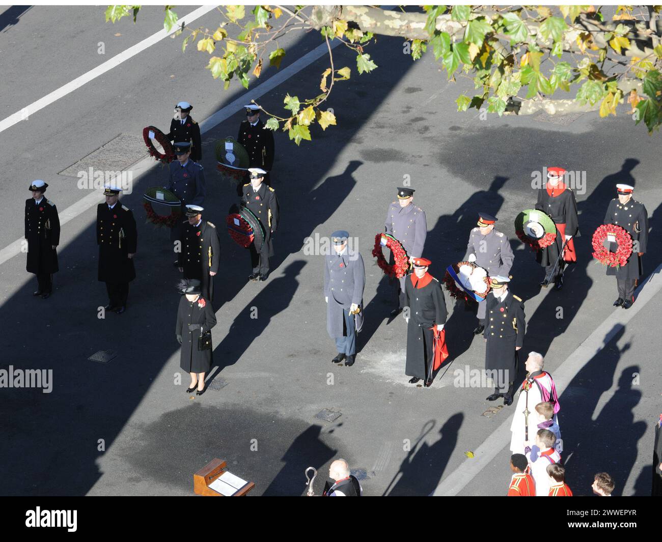 National Service of Remembrance im Cenotaph, London, 11. November 2012: Die Königin, Mitglieder der königlichen Familie, der Premierminister, Würdenträger, Veteranen, und Royal Navy, Army und RAF-Personal auf Parade. Stockfoto