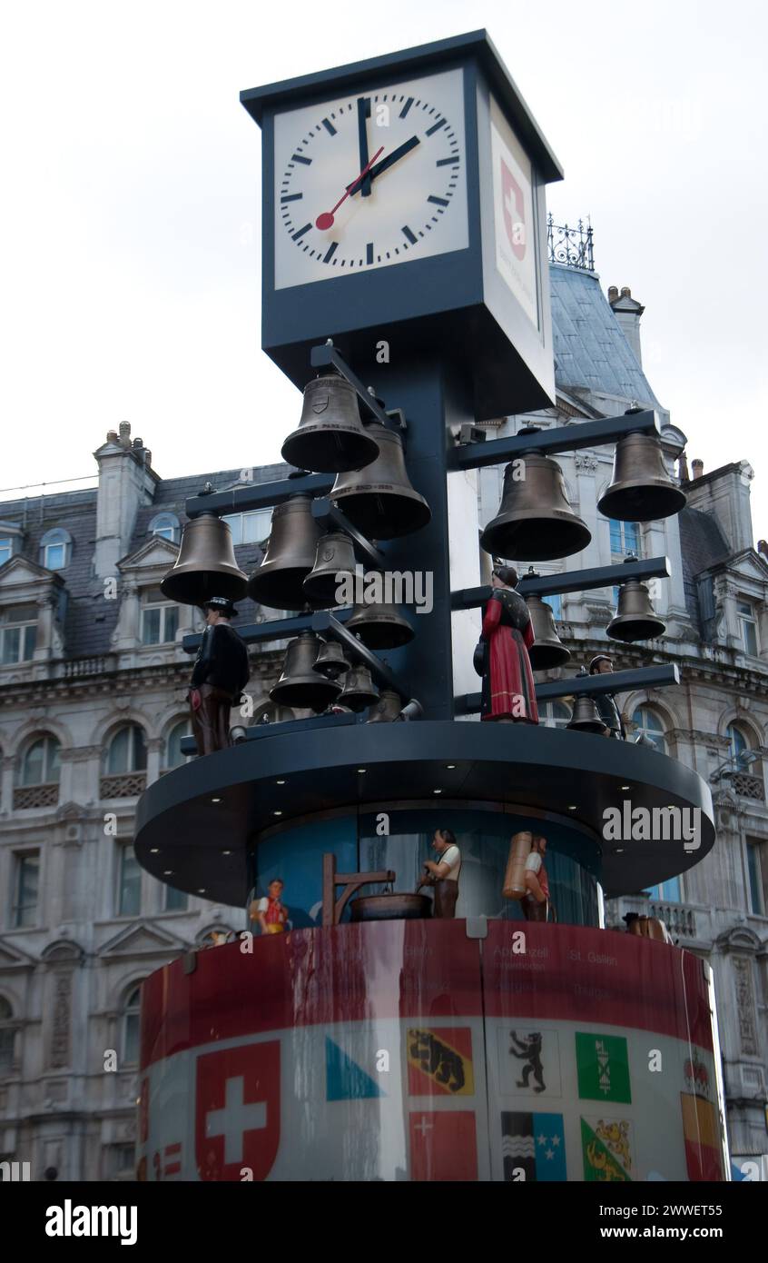 Swiss Glockenspiel; Leicester Square, City of Westminster, London, Vereinigtes Königreich; Schweizer Uhr, die die Stunden auswählt Stockfoto