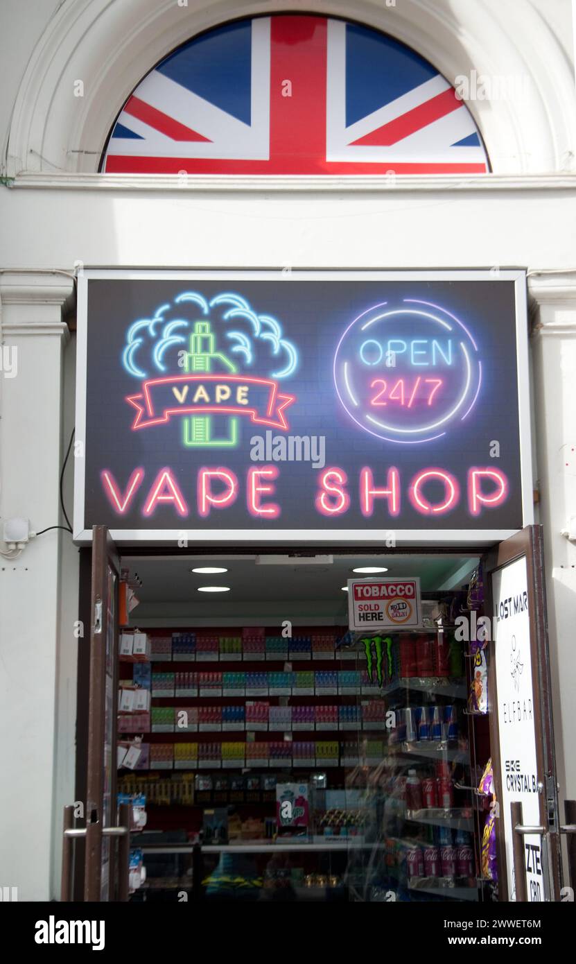 Vape Shop, Leicester Square, City of Westminster, London, Großbritannien - rund um die Uhr geöffnet, viele verschiedene Sorten von Vapes. Stockfoto