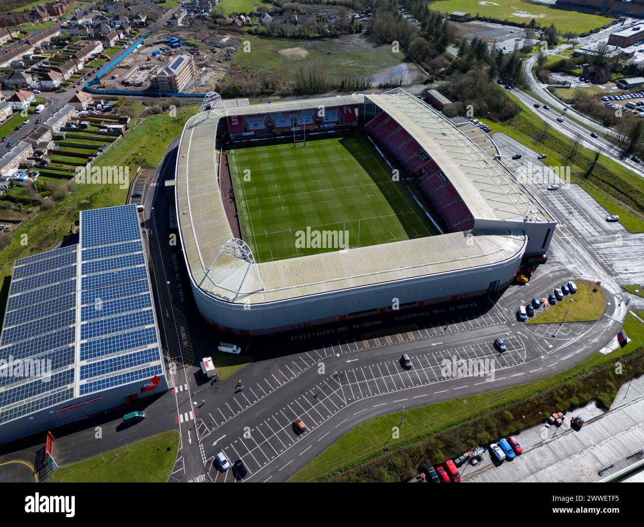Llanelli, Großbritannien. März 2024. Luftaufnahme des Parc y Scarlets Stadions in Swansea am 23. März 2024. Dieses Bild darf nur für redaktionelle Zwecke verwendet werden. Nur redaktionelle Verwendung. Quelle: Ashley Crowden/Alamy Live News Stockfoto