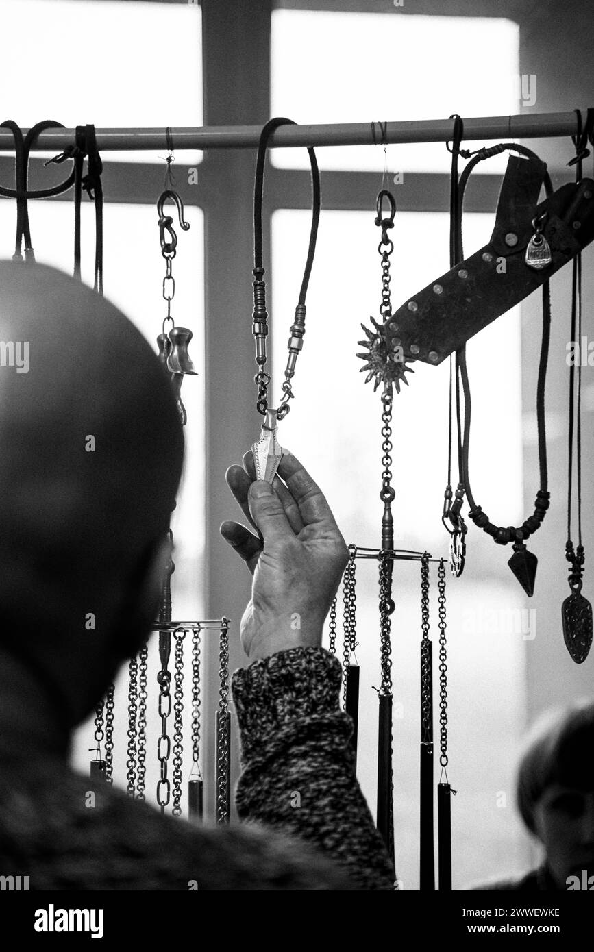 Alter Mann mit Messing Schmuck Fotografie schwarz-weiß Stockfoto