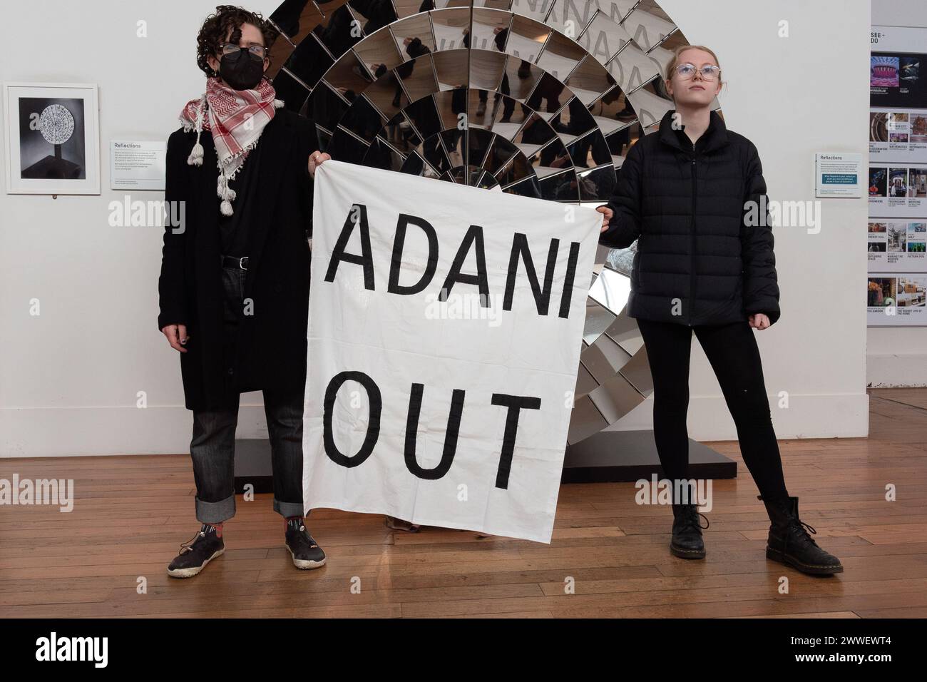 London, Großbritannien. 23. März 2024. Eine Koalition von Klima- und Menschenrechtsorganisationen protestiert gegen die Förderung des Wissenschaftsmuseums mit fossilen Brennstoffen, als die neue "Energierevolution: Die Adani Green Energy Gallery" eröffnet wird und dem Museum vorgeworfen wird, das Unternehmen "Greenwashing" zu betreiben. Die Adani Group ist der weltweit größte private Kohleproduzent mit einem wachsenden Portfolio an Minen, Häfen und Kraftwerken und wird von Kritikern der Verletzung indigener Landrechte in Indien und Australien beschuldigt. Quelle: Ron Fassbender/Alamy Live News Stockfoto