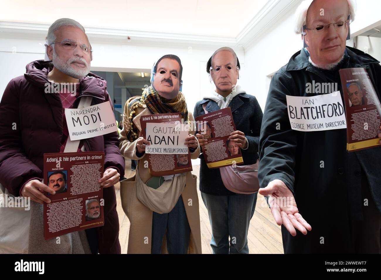 London, Großbritannien. 23. März 2024. Eine Koalition von Klima- und Menschenrechtsorganisationen protestiert gegen die Förderung des Wissenschaftsmuseums mit fossilen Brennstoffen, als die neue "Energierevolution: Die Adani Green Energy Gallery" eröffnet wird und dem Museum vorgeworfen wird, das Unternehmen "Greenwashing" zu betreiben. Die Adani Group ist der weltweit größte private Kohleproduzent mit einem wachsenden Portfolio an Minen, Häfen und Kraftwerken und wird von Kritikern der Verletzung indigener Landrechte in Indien und Australien beschuldigt. Quelle: Ron Fassbender/Alamy Live News Stockfoto