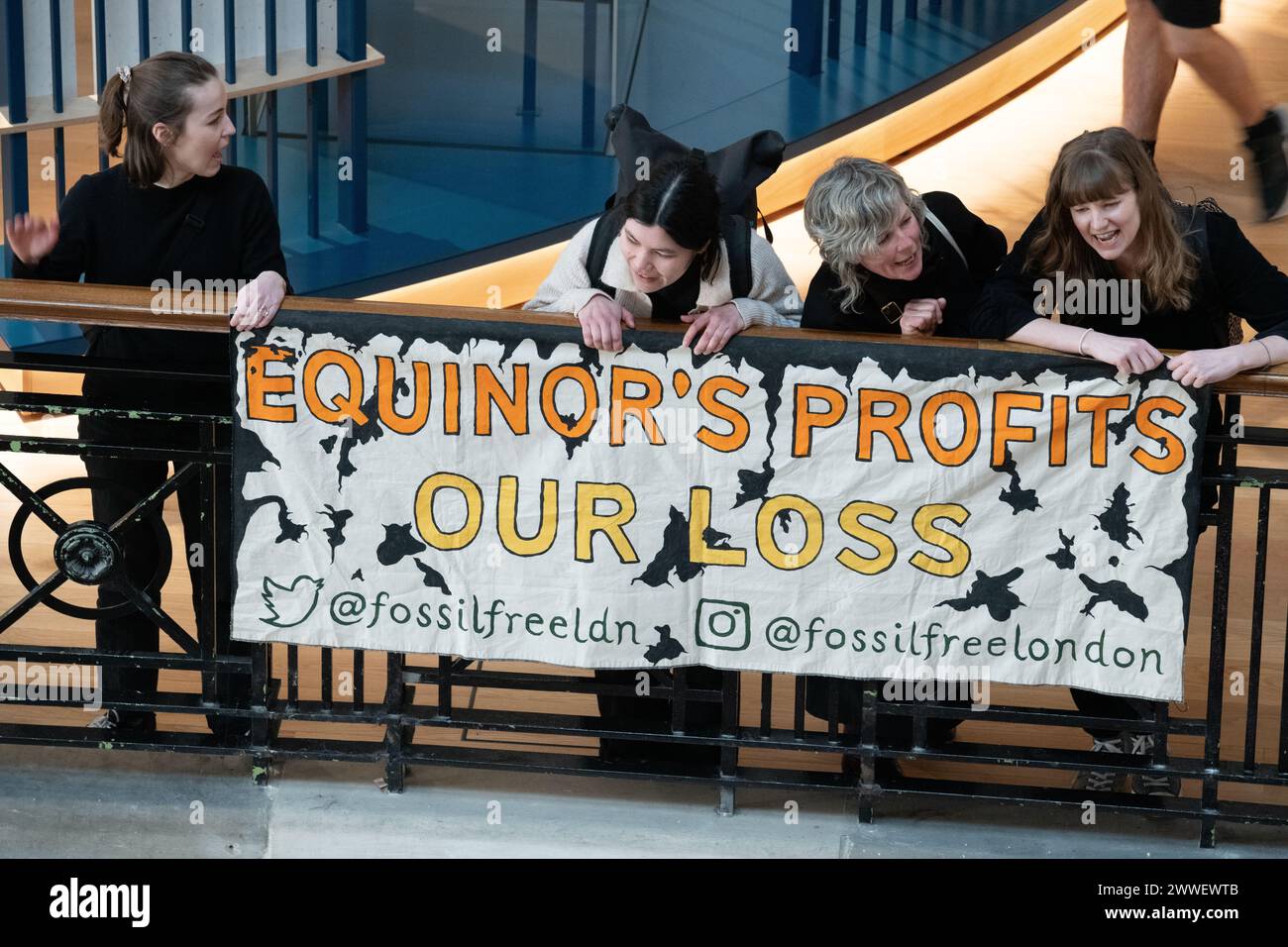 London, Großbritannien. 23. März 2024. Eine Koalition von Klima- und Menschenrechtsorganisationen protestiert gegen die Förderung des Wissenschaftsmuseums mit fossilen Brennstoffen, als die neue "Energierevolution: Die Adani Green Energy Gallery" eröffnet wird und dem Museum vorgeworfen wird, das Unternehmen "Greenwashing" zu betreiben. Die Adani Group ist der weltweit größte private Kohleproduzent mit einem wachsenden Portfolio an Minen, Häfen und Kraftwerken und wird von Kritikern der Verletzung indigener Landrechte in Indien und Australien beschuldigt. Quelle: Ron Fassbender/Alamy Live News Stockfoto