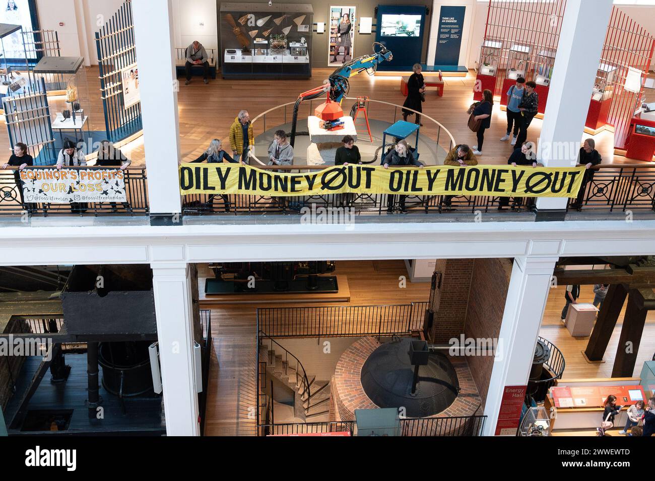 London, Großbritannien. 23. März 2024. Eine Koalition von Klima- und Menschenrechtsorganisationen protestiert gegen die Förderung des Wissenschaftsmuseums mit fossilen Brennstoffen, als die neue "Energierevolution: Die Adani Green Energy Gallery" eröffnet wird und dem Museum vorgeworfen wird, das Unternehmen "Greenwashing" zu betreiben. Die Adani Group ist der weltweit größte private Kohleproduzent mit einem wachsenden Portfolio an Minen, Häfen und Kraftwerken und wird von Kritikern der Verletzung indigener Landrechte in Indien und Australien beschuldigt. Quelle: Ron Fassbender/Alamy Live News Stockfoto