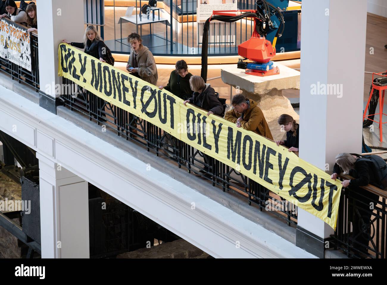 London, Großbritannien. 23. März 2024. Eine Koalition von Klima- und Menschenrechtsorganisationen protestiert gegen die Förderung des Wissenschaftsmuseums mit fossilen Brennstoffen, als die neue "Energierevolution: Die Adani Green Energy Gallery" eröffnet wird und dem Museum vorgeworfen wird, das Unternehmen "Greenwashing" zu betreiben. Die Adani Group ist der weltweit größte private Kohleproduzent mit einem wachsenden Portfolio an Minen, Häfen und Kraftwerken und wird von Kritikern der Verletzung indigener Landrechte in Indien und Australien beschuldigt. Quelle: Ron Fassbender/Alamy Live News Stockfoto