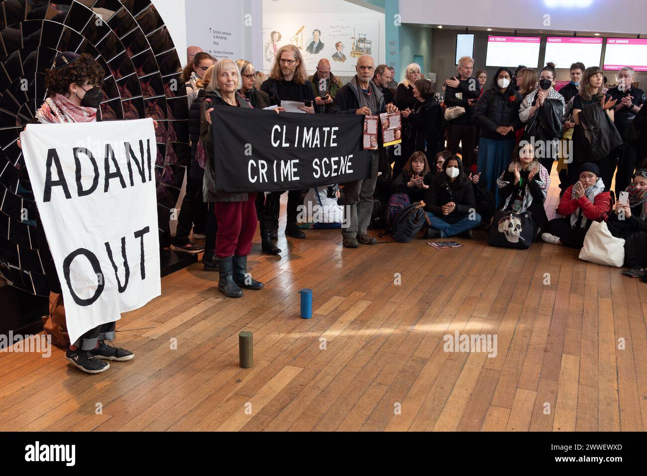 London, Großbritannien. 23. März 2024. Eine Koalition von Klima- und Menschenrechtsorganisationen protestiert gegen die Förderung des Wissenschaftsmuseums mit fossilen Brennstoffen, als die neue "Energierevolution: Die Adani Green Energy Gallery" eröffnet wird und dem Museum vorgeworfen wird, das Unternehmen "Greenwashing" zu betreiben. Die Adani Group ist der weltweit größte private Kohleproduzent mit einem wachsenden Portfolio an Minen, Häfen und Kraftwerken und wird von Kritikern der Verletzung indigener Landrechte in Indien und Australien beschuldigt. Quelle: Ron Fassbender/Alamy Live News Stockfoto