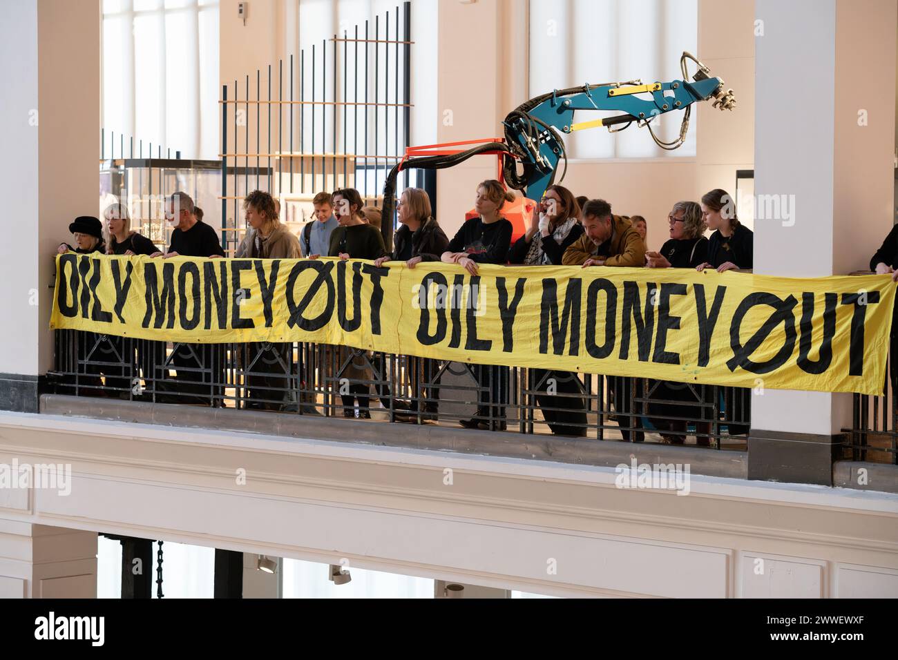 London, Großbritannien. 23. März 2024. Eine Koalition von Klima- und Menschenrechtsorganisationen protestiert gegen die Förderung des Wissenschaftsmuseums mit fossilen Brennstoffen, als die neue "Energierevolution: Die Adani Green Energy Gallery" eröffnet wird und dem Museum vorgeworfen wird, das Unternehmen "Greenwashing" zu betreiben. Die Adani Group ist der weltweit größte private Kohleproduzent mit einem wachsenden Portfolio an Minen, Häfen und Kraftwerken und wird von Kritikern der Verletzung indigener Landrechte in Indien und Australien beschuldigt. Quelle: Ron Fassbender/Alamy Live News Stockfoto