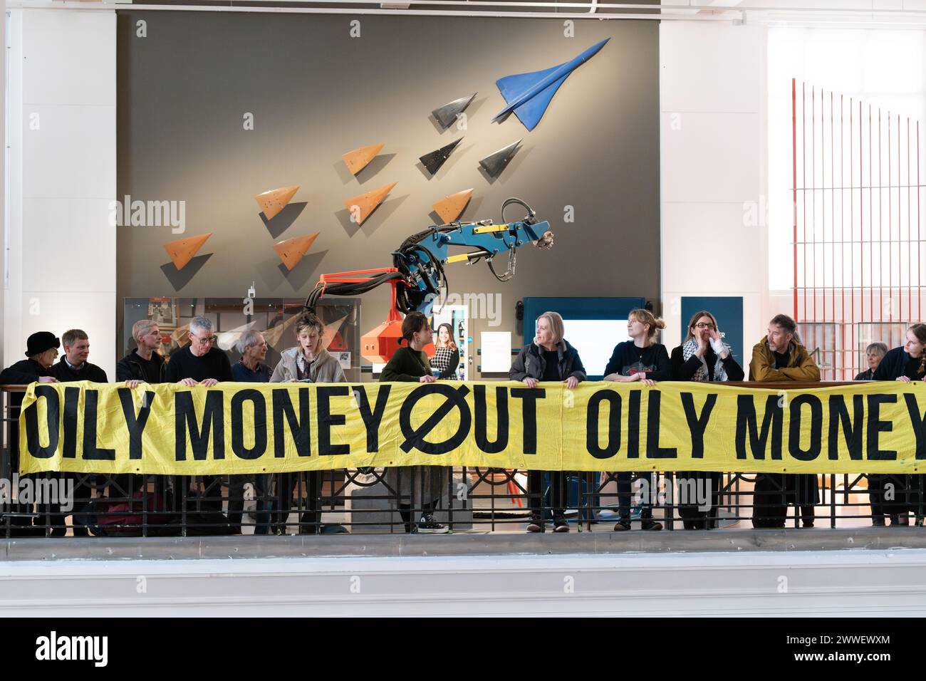 London, Großbritannien. 23. März 2024. Eine Koalition von Klima- und Menschenrechtsorganisationen protestiert gegen die Förderung des Wissenschaftsmuseums mit fossilen Brennstoffen, als die neue "Energierevolution: Die Adani Green Energy Gallery" eröffnet wird und dem Museum vorgeworfen wird, das Unternehmen "Greenwashing" zu betreiben. Die Adani Group ist der weltweit größte private Kohleproduzent mit einem wachsenden Portfolio an Minen, Häfen und Kraftwerken und wird von Kritikern der Verletzung indigener Landrechte in Indien und Australien beschuldigt. Quelle: Ron Fassbender/Alamy Live News Stockfoto