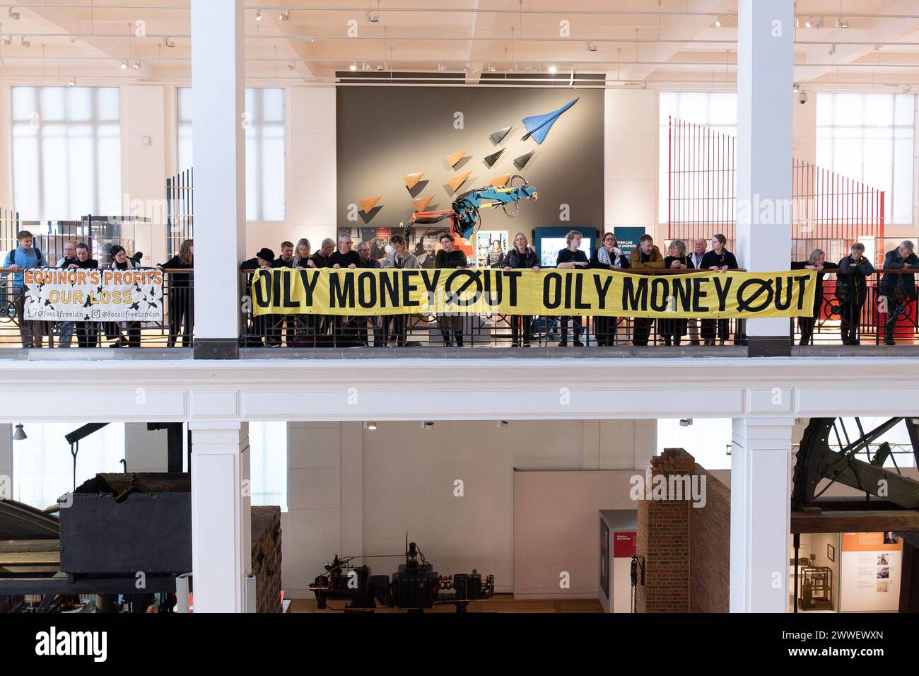 London, Großbritannien. 23. März 2024. Eine Koalition von Klima- und Menschenrechtsorganisationen protestiert gegen die Förderung des Wissenschaftsmuseums mit fossilen Brennstoffen, als die neue "Energierevolution: Die Adani Green Energy Gallery" eröffnet wird und dem Museum vorgeworfen wird, das Unternehmen "Greenwashing" zu betreiben. Die Adani Group ist der weltweit größte private Kohleproduzent mit einem wachsenden Portfolio an Minen, Häfen und Kraftwerken und wird von Kritikern der Verletzung indigener Landrechte in Indien und Australien beschuldigt. Quelle: Ron Fassbender/Alamy Live News Stockfoto