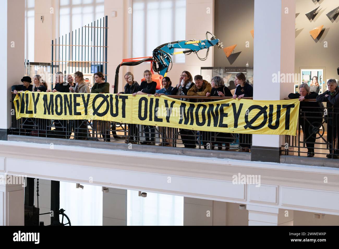 London, Großbritannien. 23. März 2024. Eine Koalition von Klima- und Menschenrechtsorganisationen protestiert gegen die Förderung des Wissenschaftsmuseums mit fossilen Brennstoffen, als die neue "Energierevolution: Die Adani Green Energy Gallery" eröffnet wird und dem Museum vorgeworfen wird, das Unternehmen "Greenwashing" zu betreiben. Die Adani Group ist der weltweit größte private Kohleproduzent mit einem wachsenden Portfolio an Minen, Häfen und Kraftwerken und wird von Kritikern der Verletzung indigener Landrechte in Indien und Australien beschuldigt. Quelle: Ron Fassbender/Alamy Live News Stockfoto