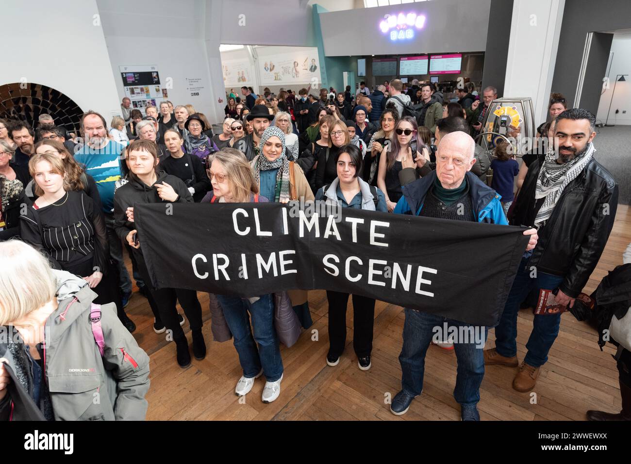 London, Großbritannien. 23. März 2024. Eine Koalition von Klima- und Menschenrechtsorganisationen protestiert gegen die Förderung des Wissenschaftsmuseums mit fossilen Brennstoffen, als die neue "Energierevolution: Die Adani Green Energy Gallery" eröffnet wird und dem Museum vorgeworfen wird, das Unternehmen "Greenwashing" zu betreiben. Die Adani Group ist der weltweit größte private Kohleproduzent mit einem wachsenden Portfolio an Minen, Häfen und Kraftwerken und wird von Kritikern der Verletzung indigener Landrechte in Indien und Australien beschuldigt. Quelle: Ron Fassbender/Alamy Live News Stockfoto
