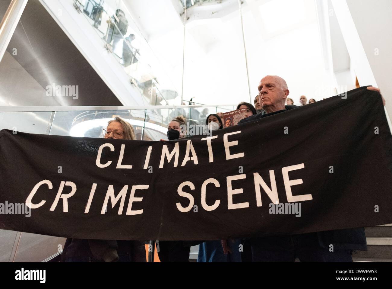 London, Großbritannien. 23. März 2024. Eine Koalition von Klima- und Menschenrechtsorganisationen protestiert gegen die Förderung des Wissenschaftsmuseums mit fossilen Brennstoffen, als die neue "Energierevolution: Die Adani Green Energy Gallery" eröffnet wird und dem Museum vorgeworfen wird, das Unternehmen "Greenwashing" zu betreiben. Die Adani Group ist der weltweit größte private Kohleproduzent mit einem wachsenden Portfolio an Minen, Häfen und Kraftwerken und wird von Kritikern der Verletzung indigener Landrechte in Indien und Australien beschuldigt. Quelle: Ron Fassbender/Alamy Live News Stockfoto